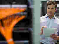 digitalisierung_cyber-security_rechnerkabel_mann_tablet_GettyImages-513087873_2000x1500.jpg