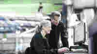 digitalisierung_smart-data_zwei_personen_rechner_fabrikanlage_arbeitssituation_gruen_gettyimages-482172147_2000x1125.jpg