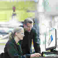 digitalisierung_smart-data_zwei_personen_rechner_fabrikanlage_arbeitssituation_gruen_keyvisual_2000x2000.jpg